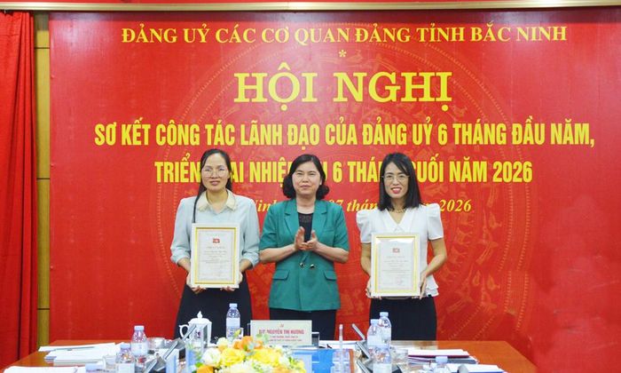 Đồng chí Trần Thị Hằng trao giải Nhì cho 2 cá nhân. 