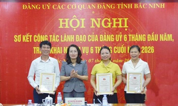  Đồng chí Nguyễn Thị Hương trao giải Nhất, Nhì, Ba cho đại diện các tập thể đoạt giải. 
