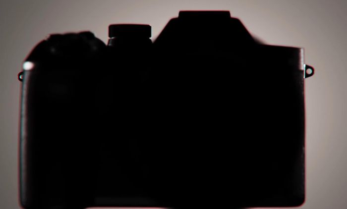 Hình dáng của Sony RX10 V có sự khác biệt rõ rệt...