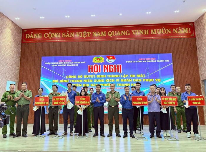 Đoàn cơ sở Công an phường Thanh Khê vừa ra mắt mô hình “Đội Thanh niên xung kích vì nhân dân phục vụ”. Ảnh: ĐVCC