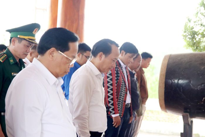 Đoàn đại biểu dành phút mặc niệm tưởng nhớ, tri ân công lao to lớn của các anh hùng liệt sĩ. Ảnh: TRỌNG HUY