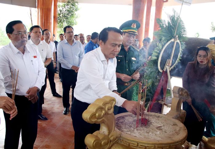 Phó Bí thư Thường trực Thành ủy Nguyễn Đình Vĩnh dâng hương tại Đài tưởng niệm các anh hùng liệt sĩ xã Tây Giang. Ảnh: TRỌNG HUY
