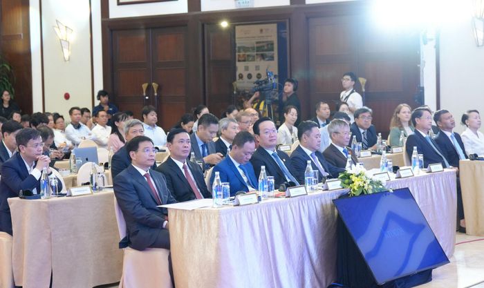 Phó Thủ tướng Nguyễn Văn Thắng (ngoài cùng bên trái) cùng đại biểu dự khai mạc. Ảnh: CÔNG - PHÚ