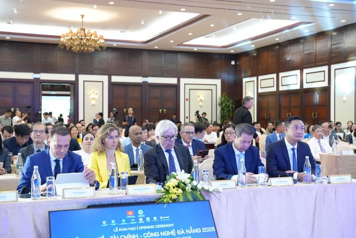 Bí thư Thành ủy Lê Ngọc Quang (bìa phải) và các đại biểu dự khai mạc. Ảnh: CÔNG - PHÚ