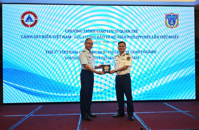 Thượng tá Phạm Nguyên Phú, Phó Tham mưu trưởng Bộ tư lệnh Vùng Cảnh sát biển 2 (bên phải) tặng quà lưu niệm Đại tá Alberto T. Ferre, Tham mưu trưởng, Bộ Chỉ huy An toàn Hàng hải, Lực lượng bảo vệ bờ biển Philippines: NAM TRUNG