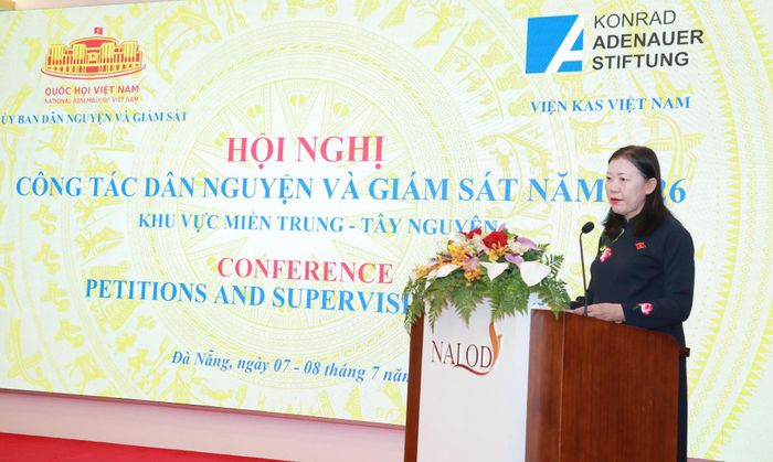 Chủ nhiệm Ủy ban Dân nguyện và Giám sát của Quốc hội Lê Thị Nga phát biểu khai mạc hội nghị. Ảnh: ĐẮC MẠNH