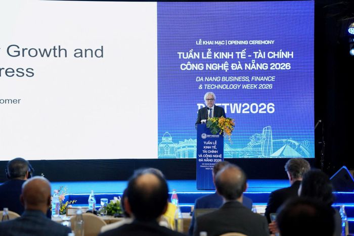 Giáo sư Paul Romer, chủ nhân Giải Nobel Kinh tế năm 2018 chia sẻ tại đối thoại. Ảnh: CÔNG - PHÚ