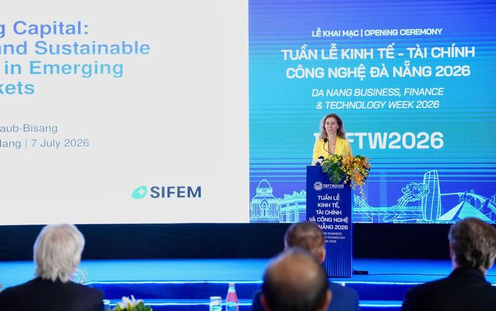 Tiến sĩ Mirjam Staub-Bisang, Chủ tịch Hội đồng quản trị Quỹ đầu tư Thụy Sĩ cho Thị trường mới nổi (SIFEM) chia sẻ tại đối thoại. Ảnh: CÔNG - PHÚ