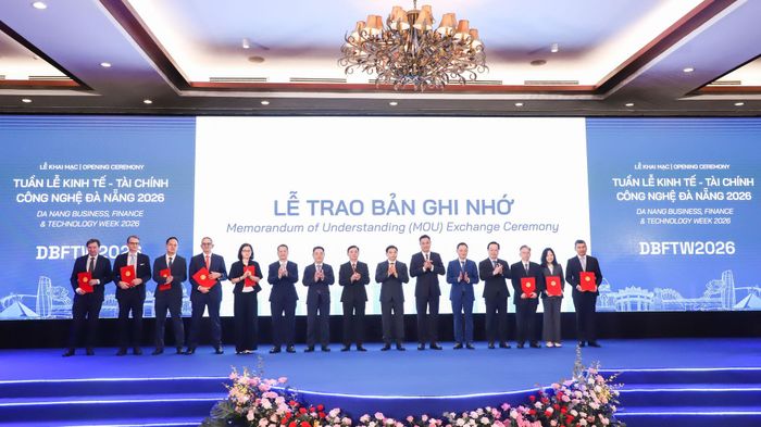 Trao biên bản ghi nhớ giữa các đối tác. Ảnh: PHÚ - CÔNG