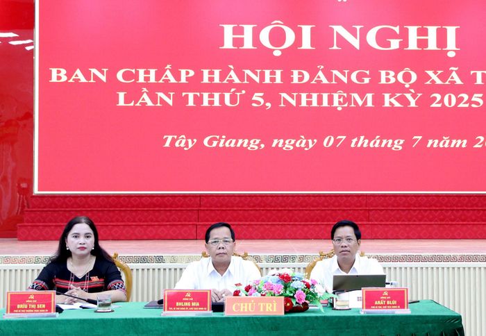 Thường trực Đảng ủy xã Tây Giang chủ trì hội nghị. Ảnh: TRỌNG HUY