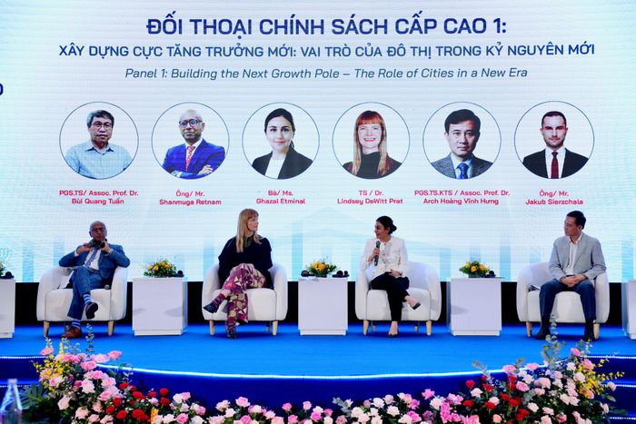 Bà Ghazal Etminal, nghiên cứu viên cao cấp AIT, Áo (thứ hai từ phải sang) chia sẻ thông tin xoay quanh thích ứng linh hoạt trước sự thay đổi cấu trúc việc làm. Ảnh: T.CÔNG - N.PHÚ