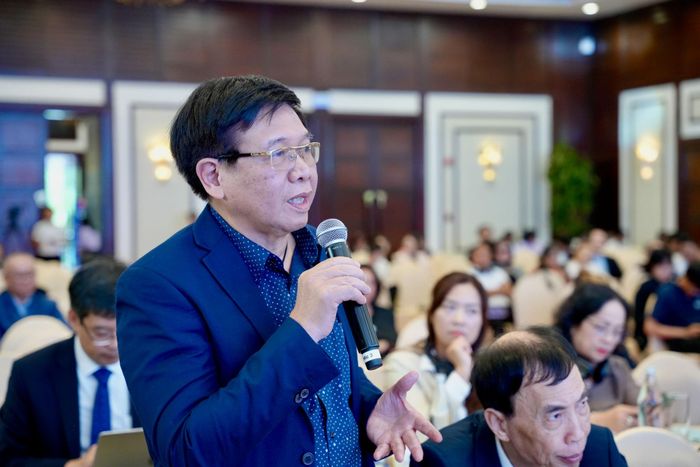 Đại biểu đặt câu hỏi cho các chuyên gia tại buổi đối thoại. Ảnh: T.CÔNG - N.PHÚ
