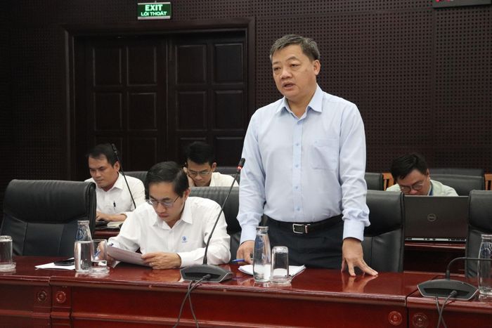 Đại diện UBND phường Sơn Trà báo cáo tại buổi làm việc. Ảnh: KHÁNH NGÂN