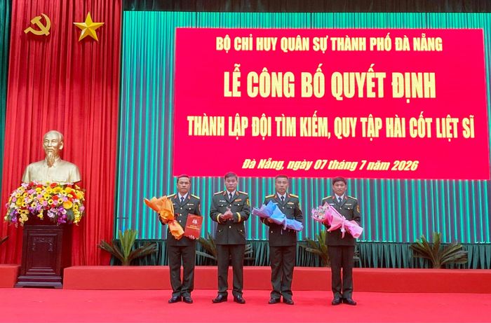 Trung tướng Lê Ngọc Hải trao Quyết định thành lập Đội tìm kiếm, quy tập hài cốt liệt sĩ lâm thời thuộc Bộ CHQS thành phố Đà Nẵng. Ảnh: KHÁNH LINH.