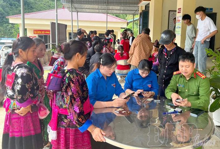 Người dân xã Sín Chải được hướng dẫn cài đặt, sử dụng ứng dụng VNeID.