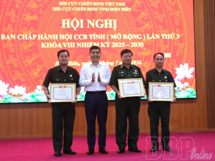 Phó Chủ tịch Ủy ban MTTQ Việt Nam tỉnh, Chủ tịch LĐLĐ tỉnh Tẩn Minh Long tặng Bằng khen của Hội Cựu chiến binh Việt Nam cho các tập thể, cá nhân có thành tích xuất sắc.