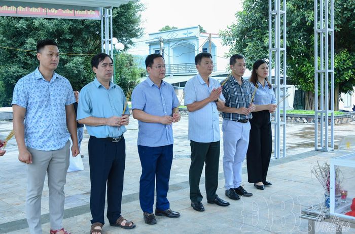 Cán bộ, viên chức Sở Nội vụ dâng hương Đài tưởng niệm Nghĩa trang Liệt sĩ Tông Khao.