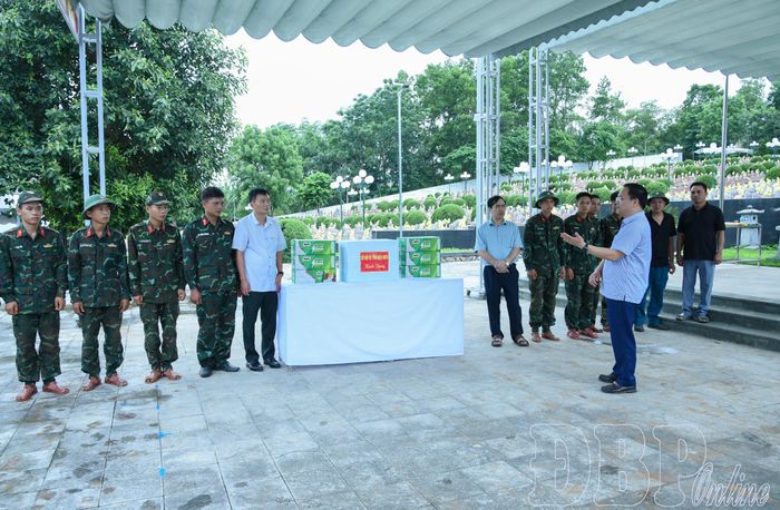 Giám đốc Sở Nội vụ động viên cán bộ, chiến sĩ làm nhiệm vụ tại Nghĩa trang Liệt sĩ Tông Khao.