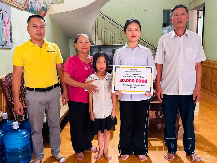 Công ty Liên doanh Vận chuyển Quốc tế Hải Vân trao kinh phí hỗ trợ em Nguyễn Thị Minh Khuê đạt thành tích cao trong kỳ thi tốt nghiệp THPT năm 2026.