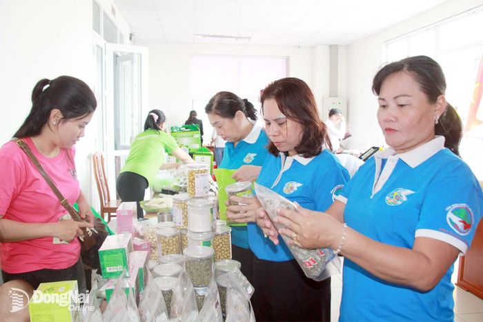 Sản phẩm của Hợp tác xã Dịch vụ nông nghiệp Trường Phát (phường Nhơn Trạch) trưng bày tại chương trình do Hội Liên hiệp phụ nữ thành phố tổ chức. Ảnh: Nga Sơn