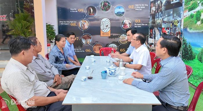 Lãnh đạo xã Nghĩa Trung gặp gỡ, trao đổi với người dân tại bàn trà, cà phê các buổi sáng trong tuần.