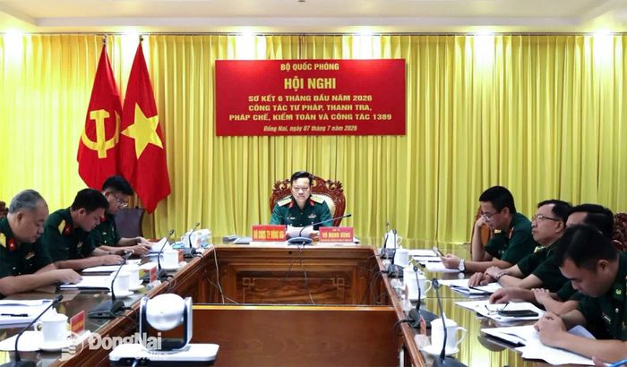 Đại tá Vũ Mạnh Hùng, Phó Chỉ huy trưởng Bộ Chỉ huy Quân sự thành phố Đồng Nai chủ trì tại điểm cầu thành phố Đồng Nai. Ảnh: Nguyệt Hà