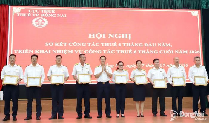 Các cá nhân có thành tích xuất sắc được nhận giấy khen của Cục Thuế. Ảnh: B.Nguyên