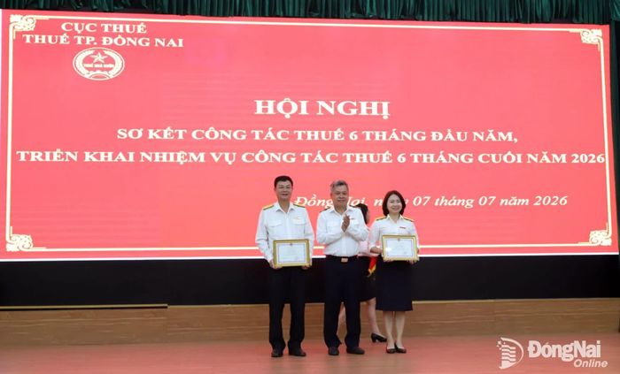 Trưởng Thuế thành phố Đồng Nai Nguyễn Toàn Thắng đại diện trao giấy khen của Cục Thuế cho các tập thể xuất sắc. Ảnh: B.Nguyên