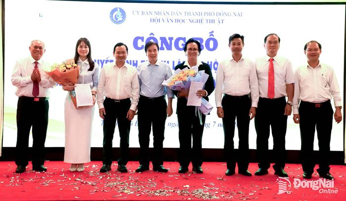 Ban tổ chức trao hoa ra mắt các chi hội trực thuộc Hội Văn học nghệ thuật Đồng Nai. Ảnh: My Ny