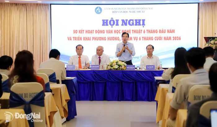 Phó Chủ tịch Hội Nghệ sĩ sân khấu Việt Nam, Chủ tịch Hội Văn học nghệ thuật Đồng Nai Giang Mạnh Hà phát biểu tại hội nghị. Ảnh: My Ny