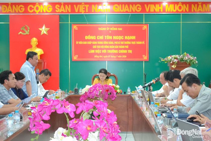 Thành ủy viên, Giám đốc Sở Nội vụ thành phố Đồng Nai Nguyễn Hữu Định phát biểu tại buổi làm việc. Ảnh: Phương Hằng