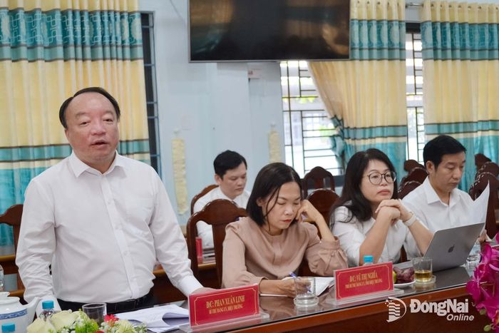 Hiệu trưởng Trường Chính trị thành phố Đồng Nai Phan Xuân Linh phát biểu tại buổi làm việc. Ảnh: Phương Hằng