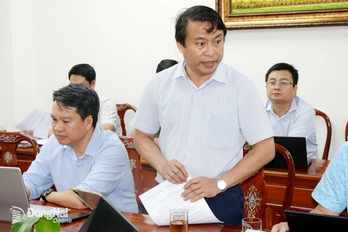 Đại diện Trường đại học Đồng Nai chia sẻ tại buổi làm việc. Ảnh: Lam Phương