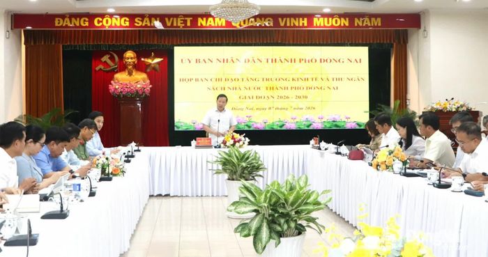 Buổi họp Ban Chỉ đạo tăng trưởng kinh tế và thu ngân sách nhà nước thành phố Đồng Nai giai đoạn 2026-2030 diễn ra sáng 7-7. Ảnh: Ngọc Liên