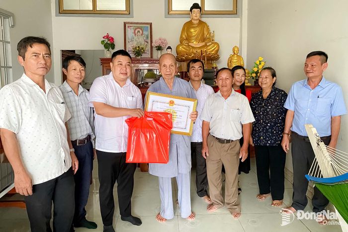 Đoàn công tác phường Bình Lộc thăm, tặng quà, chúc thọ người cao tuổi trên địa bàn phường. Ảnh: Minh Anh
