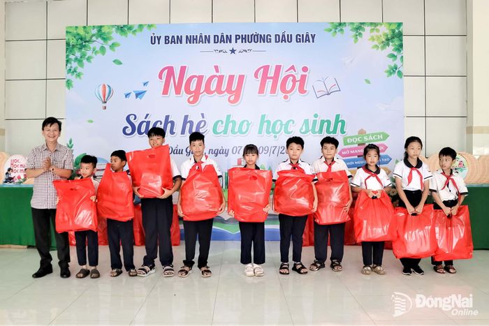 Phó Chủ tịch UBND phường Dầu Giây Nguyễn Lê Trường Sơn trao quà cho các em học sinh tại chương trình. Ảnh: Nhật Quang