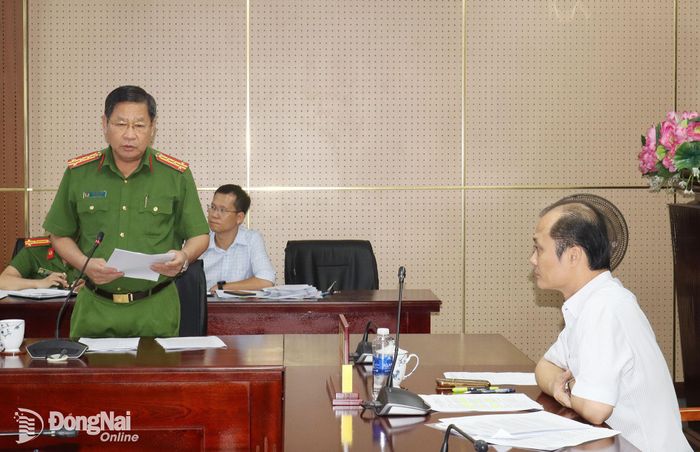 Đại diện lãnh đạo Công an thành phố Đồng Nai thông tin về công tác đồng bộ dữ liệu dân cư với dữ liệu đất đai. Ảnh: Hoàng Lộc
