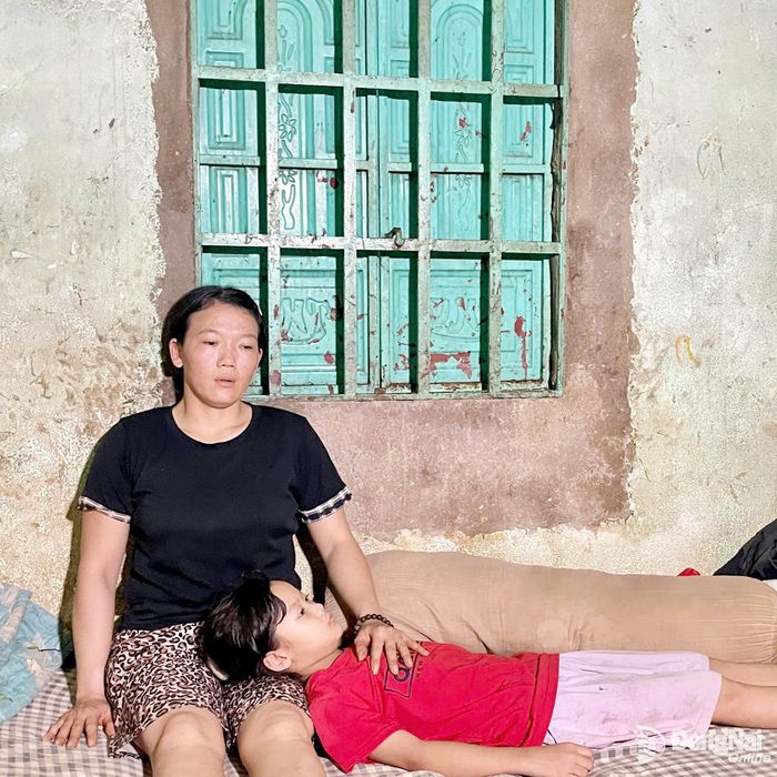 Hai mẹ con chị Dung đang cùng chống chọi với bệnh hen suyễn di truyền, mỗi hơi thở đều phải phụ thuộc vào thuốc uống mỗi ngày. Ảnh: Thu Hiền