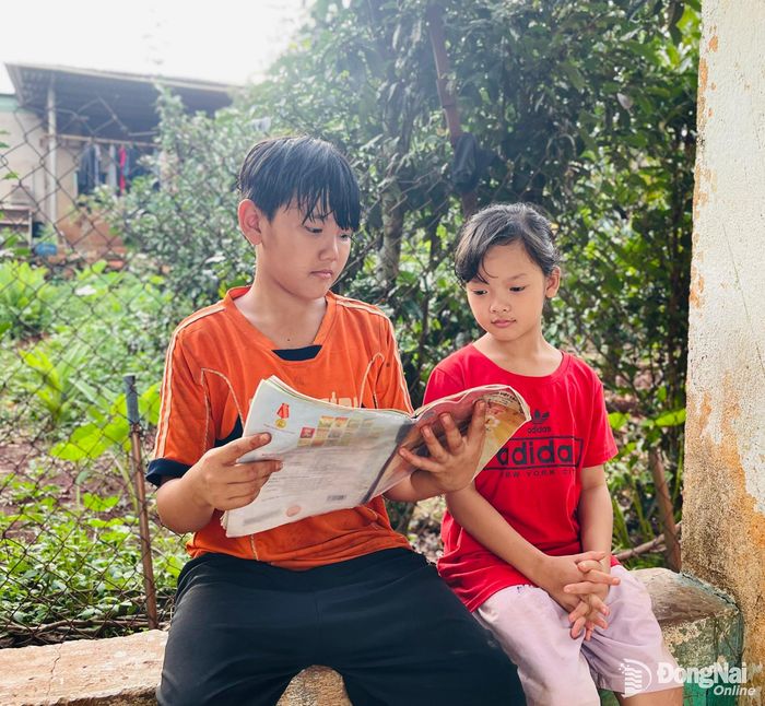 Hai anh em Hùng và Ngân vẫn chăm chỉ học tập, nuôi hy vọng sau một mùa hè lượm ve chai sẽ dành dụm được ít tiền để tiếp tục đến trường. Ảnh: Thu Hiền