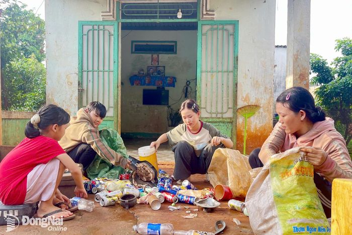 Nghề nhặt ve chai là nguồn thu nhập ít ỏi giúp gia đình chị Dung cầm cự chi phí sinh hoạt và thuốc uống qua ngày. Ảnh: Thu Hiền