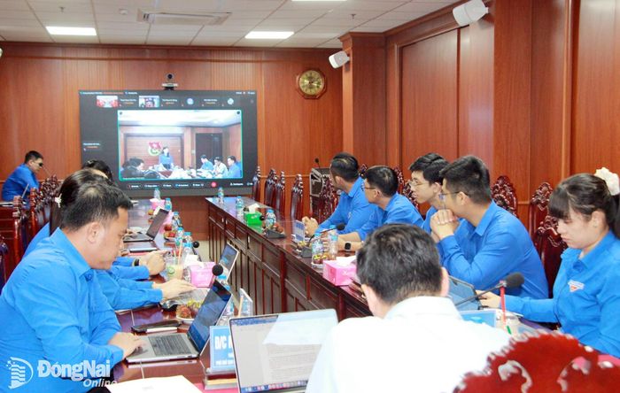 Thường trực Thành đoàn và các Ủy viên Ban Thường vụ Thành đoàn tham dự hội nghị giao ban. Ảnh: Nga Sơn