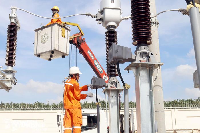 Nhân viên Công ty Điện lực Đồng Nai kiểm tra hạ tầng công trình điện 110kV. Ảnh tư liệu