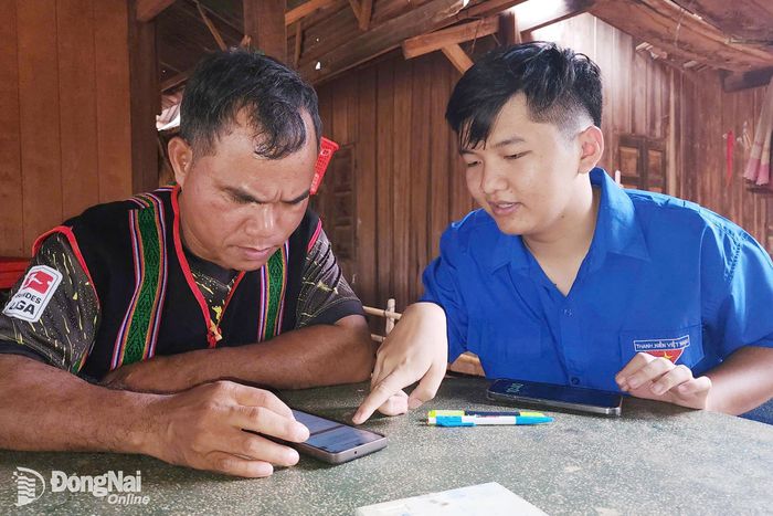 Anh Điểu Lích, người dân thôn Hưng Phú, xã Bù Đăng thành thạo sử dụng dịch vụ công sau khi được đoàn viên, thanh niên về tận nhà hướng dẫn. Ảnh: XT