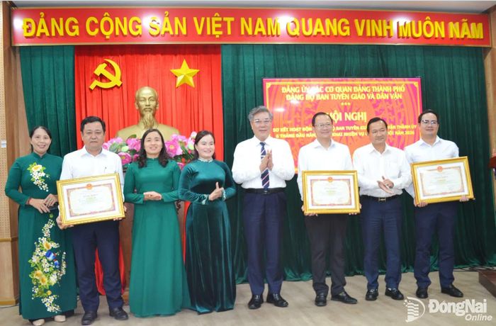 Các đồng chí trong Đảng ủy và tập thể lãnh đạo Ban Tuyên giáo và Dân vận Thành ủy chúc mừng các tập thể, cá nhân của đơn vị được trao tặng các danh hiệu thi đua. Ảnh: Phương Hằng