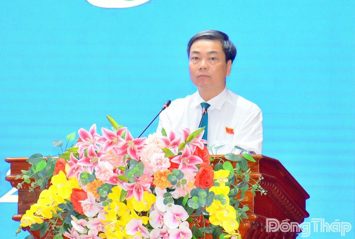 Đồng chí Phạm Văn Chuẩn, báo cáo kết quả hoạt động của HĐND, Thường trực HĐND, các Ban của HĐND, Tổ đại biểu và đại biểu HĐND tỉnh 6 tháng đầu năm và phương hướng, nhiệm vụ 6 tháng cuối năm 2026.