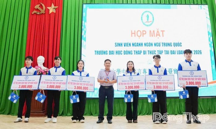 TS. Cao Dao Thép, Phó Hiệu trưởng Trường Đại học Đồng Tháp trao hỗ trợ cho các sinh viên tham gia chương trình thực tập.
