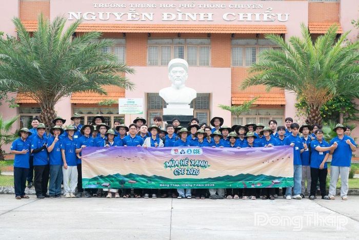 Các bạn đoàn viên, thanh niên Trường Đại học Bách khoa - Đại học Quốc gia TP. Hồ Chí Minh tại lễ ra quân.