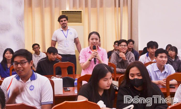 Hoạt động giao lưu giữa sinh viên quốc tế và sinh viên Trường Đại học Tiền Giang diễn ra sôi nổi, tạo môi trường rèn luyện ngoại ngữ và kỹ năng giao tiếp.