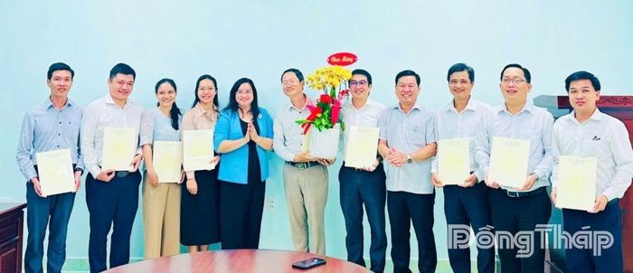 Đồng chí Huỳnh Thị Hoài Thu, Tỉnh ủy viên, Phó Bí thư Đảng ủy UBND tỉnh và đồng chí Phạm Văn An, Tỉnh ủy viên, Phó Bí thư Đảng ủy UBND tỉnh trao các Quyết định và tặng hoa chúc mừng lãnh đạo, công chức Ban Xây dựng Đảng.