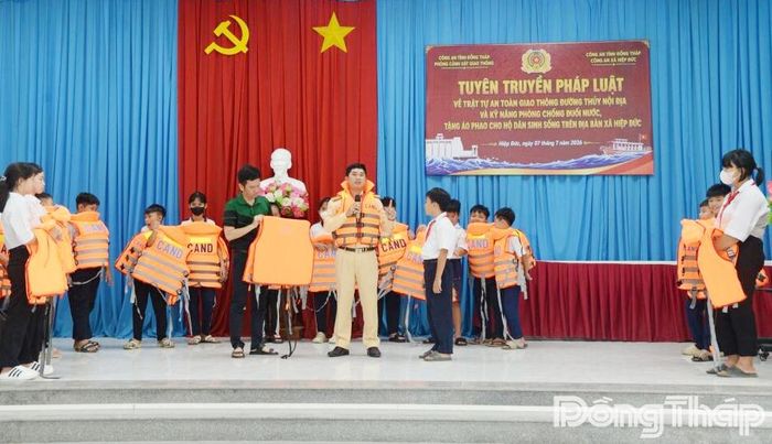 Cán bộ Cảnh sát giao thông tuyên truyền cách phòng, chống khi gặp đuối nước.